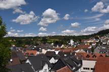 Blick vom Kirberg zur Katholischen Kirche über die Dächer Weilmünsters.