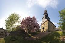 Die evangelische Kirche in Wolfenhausen im Frühling.